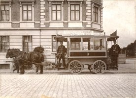 Heste Omnibus vogn 3 holder foran Østbane Caféen