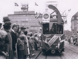 Fra Århus Sporvejes 50 års jubilæum i 1954 pensionet Søren Christensen er vognstyrer (Tykke Søren).